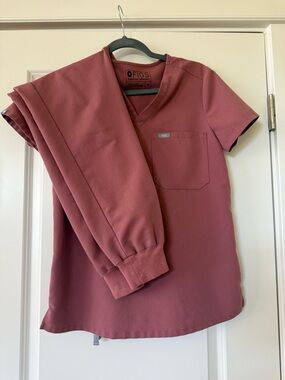 Figs Pink Women's Scrub Set